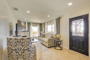 Foyer | Smart TV | Fireplace