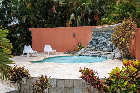 Jacuzzi area with heater—perfect for relaxing in total privacy.