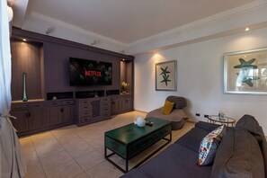 Living room with A/C and Smart TV, perfect for movies or live concerts on demand.