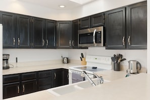 Newly updated, fully stocked kitchen