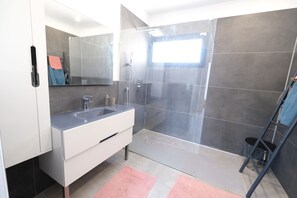 Holiday rental CHÂTEAUNEUF-DE-GADAGNE villa for rent 3 bathrooms