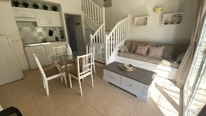 Holiday rental MOURIÈS cottage for rent 6 people living room