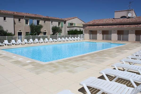 Holiday rental MOURIÈS cottage for rent 6 people heated pool