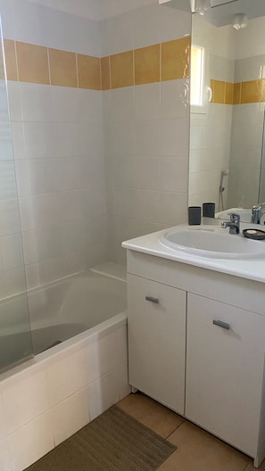 Holiday rental MOURIÈS cottage for rent 6 people 2 bedrooms