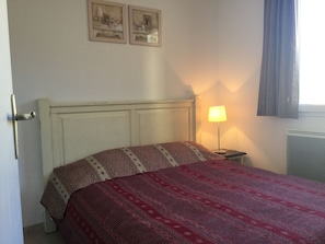 Holiday rental MOURIÈS cottage for rent 6 people 2 bedrooms