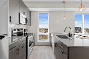 You’ll love the convenience of this fully equipped kitchen, where you can brew coffee, cook meals, or prepare snacks. The cozy layout and warm ambiance make cooking here a delightful part of your stay.
