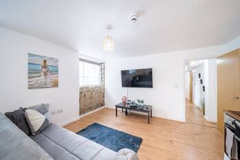 Work-Ready Apartment Near Kirkstall Shops