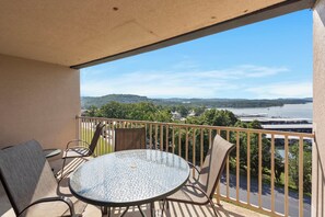 Covered Deck, Lake View!