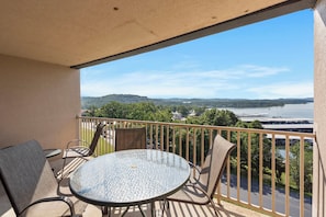 Covered Deck, Lake View!