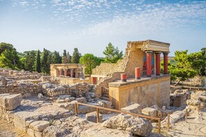 Knossos ancient palace (9km)