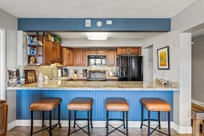Kitchen + Breakfast Bar