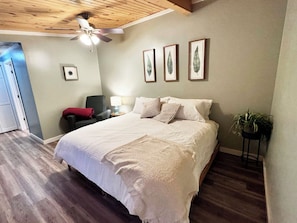Master Bedroom, King Bed
