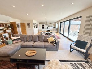 Living Room / Lounge