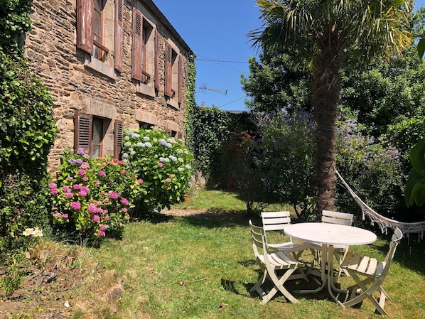 vue de la maison à partir du jardin clos