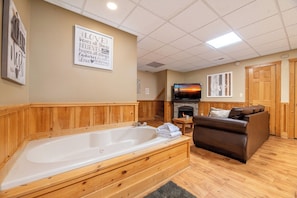 Angler's Bend's jacuzzi tub