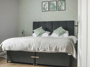 Double bedroom | The Old Hayloft - Two Moors Way Cottages, Witheridge