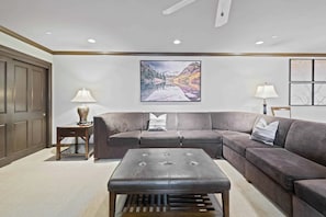 stjames-215-9514_52650332792_o
