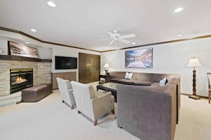 stjames-215-9494_52650333302_o