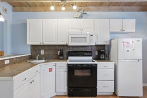  Coco Sands Studio #4 - Fully equipped kitchen with all the essentials!