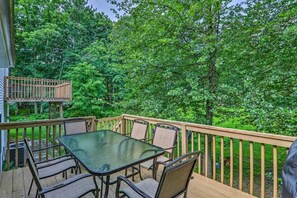 Step out the sliding doors in the dining area to grill that perfect family feast while listening to the sounds of the Poconos!