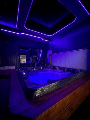 Indoor spa tub