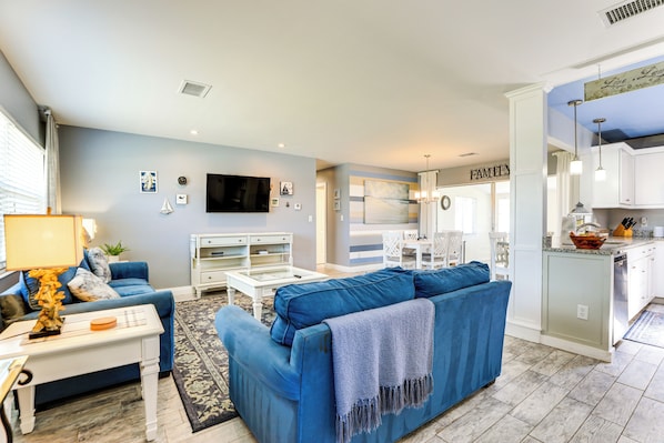 Venice Vacation Rental | 2BR | 1.5BA | 1,100 Sq Ft | 1 Step to Enter