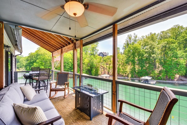 Seneca Vacation Rental | 2BR | 2BA | 1,120 Sq Ft | Stairs Required to Enter