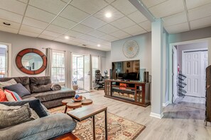Living Room | Queen Sleeper Sofa | Free WiFi