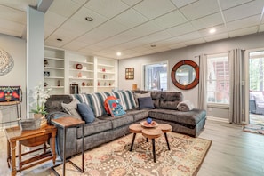 Living Room | Single-Story Unit on Lower Floor | Central A/C & Heating