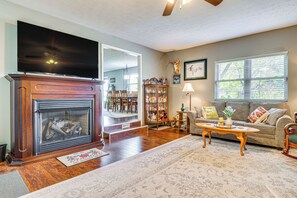 Living Room | Gas Fireplace | Smart TV | Free WiFi