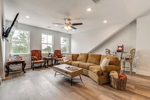 Living Room | Smart TV | Board Games | Twin Daybed w/ Twin Trundle