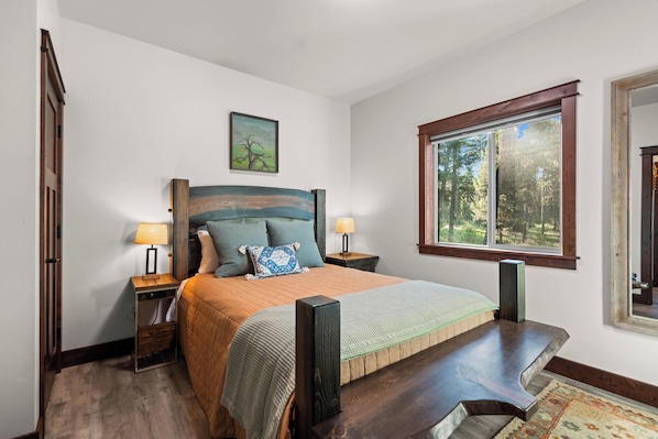 Primary bedroom - Queen bed