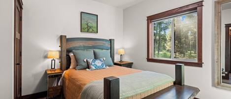 Primary Bedroom - Queen Bed