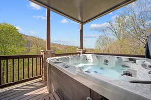 Hot Tub Overlooking the Scenery