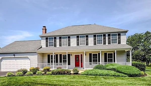 Welcome to 14 Stafford!
Located in the RBYCC phase 2 of the country club on a quiet street, away from all the hustle and bustle of the beach activity yet close enough to be there in a matter of minutes!