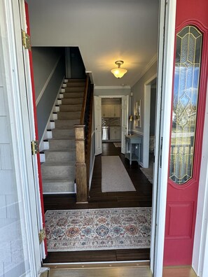 With steps to the upper level