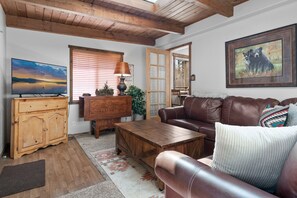 Comstock Cabin: Big Bear Lake Family & Pet Escape. By Rather Be Properties