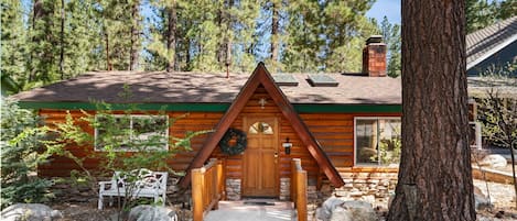 Comstock Cabin: Big Bear Lake Family & Pet Escape. By Rather Be Properties