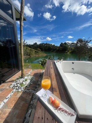 Outdoor spa tub