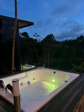 Outdoor spa tub
