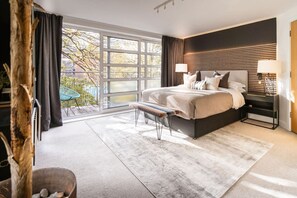 Design with comfort and rest in mind, the king size bed has been fitted with 400 thread count bedding.  The unique headboard features reading lights, USB charging ports and integrated lighting.