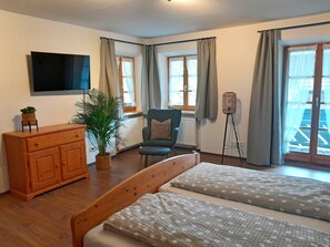 Ferienwohnung IV° 90 qm zwei separate Schlafzimmer, West-Balkon, Aufzug im Haus-Schlafzimmer mit TV und Balkon