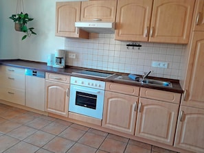Ferienwohnung IV° 90 qm zwei separate Schlafzimmer, West-Balkon, Aufzug im Haus-Küche