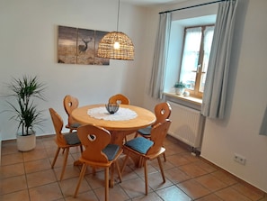 Ferienwohnung IV° 90 qm zwei separate Schlafzimmer, West-Balkon, Aufzug im Haus-Küche mit Essplatz