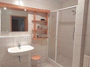 Ferienwohnung IV° 90 qm zwei separate Schlafzimmer, West-Balkon, Aufzug im Haus-Badezimmer Dusche, Badewanne und WC