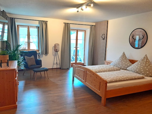 Ferienwohnung IV° 90 qm zwei separate Schlafzimmer, West-Balkon, Aufzug im Haus-Schlafzimmer mit TV und Balkon