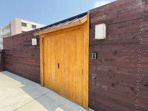 ・【外観/門】当施設は無人施設となります。チェックイン方法は前日までにメールでお知らせいたします