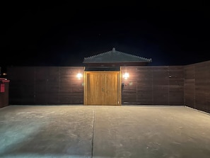 ・【外観/門/夜】当施設の周辺は閑静な住宅街となります。一歩外に出れば満点の星空もご覧いただけます