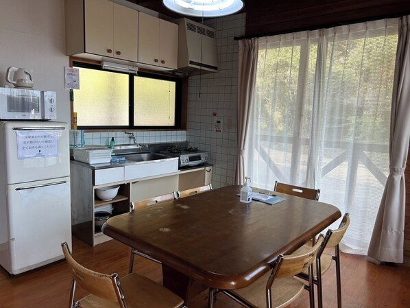 [Renovation scheduled for late June] Living and dining room. A homely space where everyone can gather around the table.