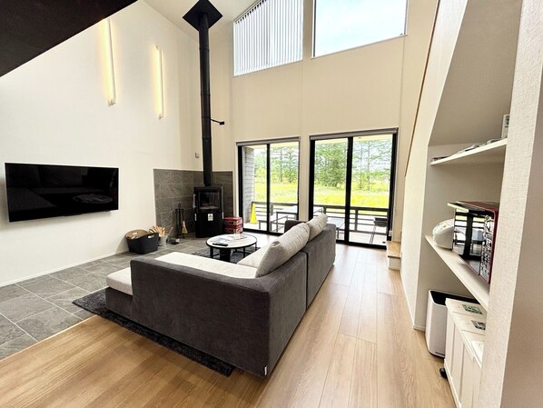 It is an open space where six people can relax comfortably.